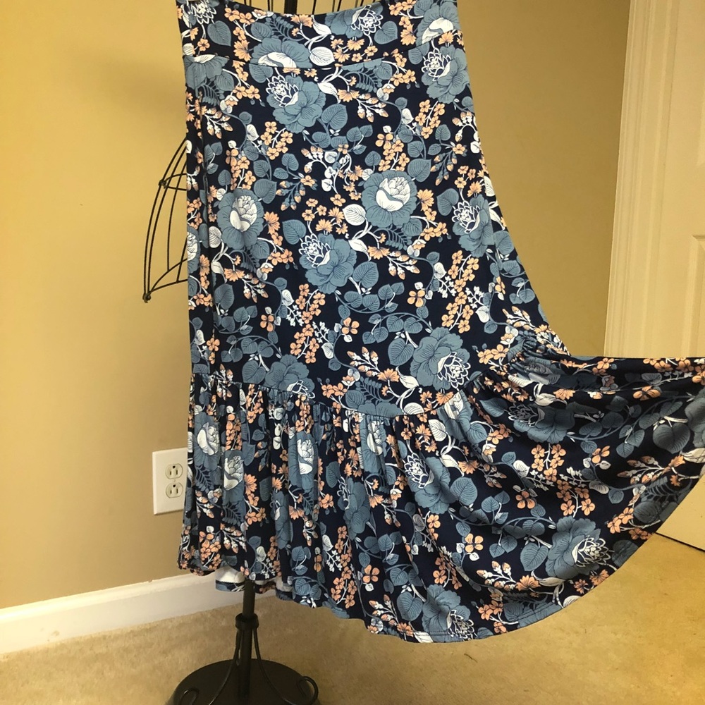 🚫 SOLD 🚫 Navy/Peach Floral Skirt